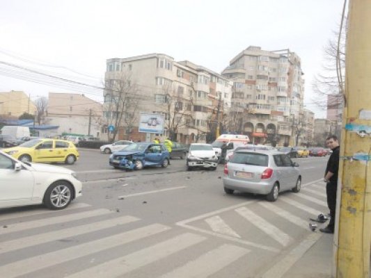 Accident pe Lăpuşneanu: două maşini avariate şi doi răniţi